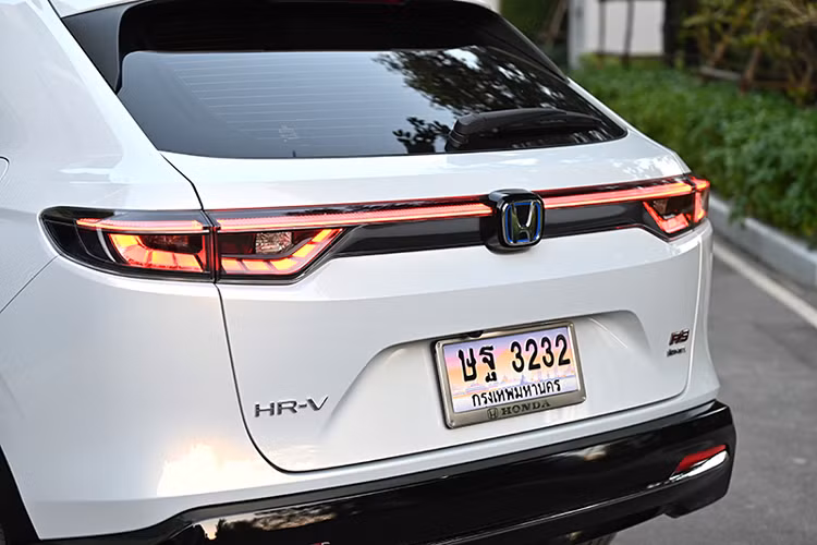 Bước sang thế hệ mới, Honda HR-V sở hữu thiết kế đơn giản và hài hoà hơn. Ngoại thất của Honda HR-V thế hệ mới được thiết kế theo phong cách hiện đại, ít sự cầu kỳ. Xe được trang bị đèn pha LED, đèn hậu LED trải dài hiện đại hơn.