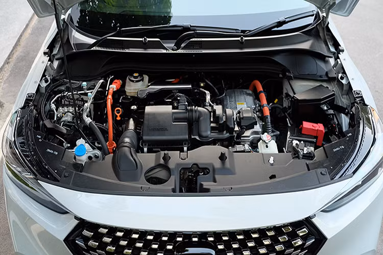 Phiên bản RS được trang bị logo “RS” ở phía sau, lưới tản nhiệt với chi tiết nan màu đỏ, “dàn chân” lắp bộ mâm hợp kim kích thước 18 inch (225/50 R18), trang bị ăng-ten vây cá thể thao.