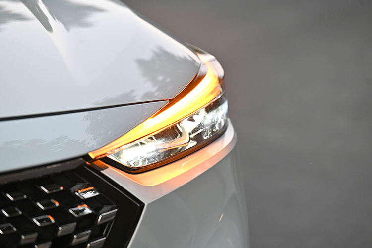 Tại Thái Lan, Honda HR-V 2022 thế hệ mới được bán ra tổng cộng 3 phiên bản với giá bán 680 – 819 triệu đồng. Cả 3 phiên bản đều sử dụng chung động cơ hybrid 1.5L. Trong bài viết là hình ảnh phiên bản RS có giá bán 1.179.000 bath (819 triệu đồng) tại Thái Lan.