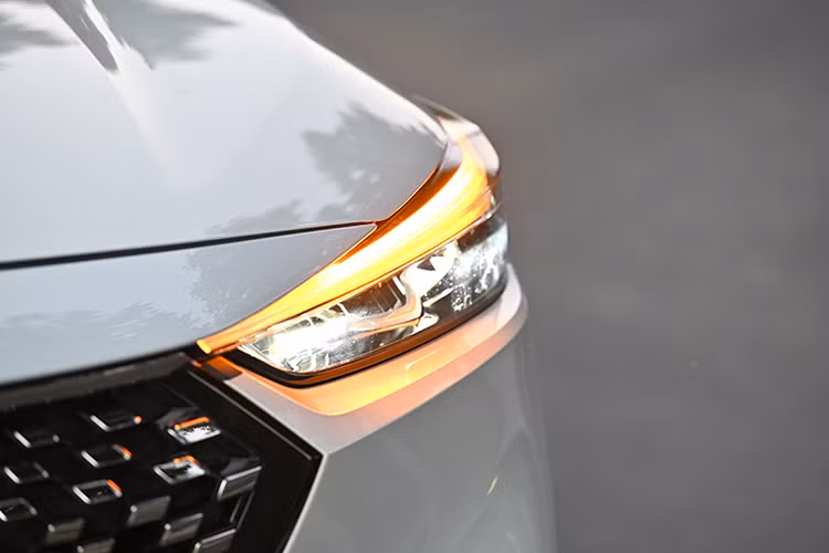 Tại Thái Lan, Honda HR-V 2022 thế hệ mới được bán ra tổng cộng 3 phiên bản với giá bán 680 – 819 triệu đồng. Cả 3 phiên bản đều sử dụng chung động cơ hybrid 1.5L. Trong bài viết là hình ảnh phiên bản RS có giá bán 1.179.000 bath (819 triệu đồng) tại Thái Lan.