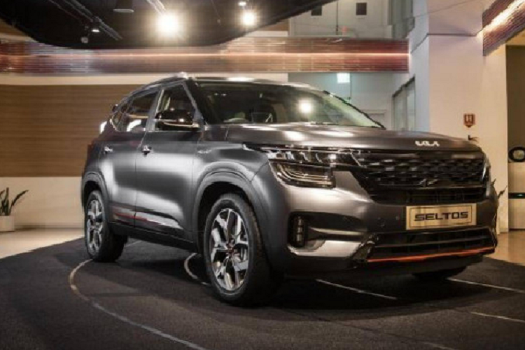 Động cơ xăng sẽ đồng hành với hộp số tự động ly hợp kép DCT 7 cấp trong khi máy dầu kết hợp cùng hộp số tự động 6 cấp. Dù dùng động cơ nào thì Kia Seltos X Line 2021 cũng chỉ có hệ dẫn động 1 cầu.