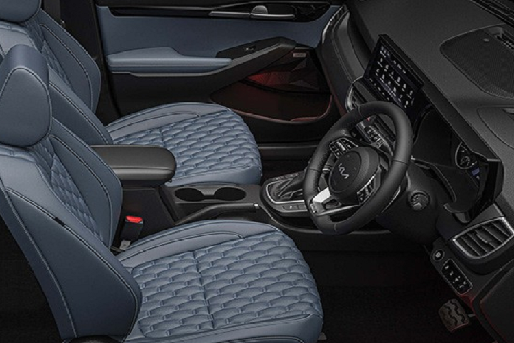 Tiếp đến là hệ thống thông tin giải trí với màn hình cảm ứng 10,25 inch, hệ thống âm thanh Bose 8 loa, ghế lái chỉnh điện, cửa sổ trời 1 mảnh, sạc điện thoại thông minh không dây, màn hình hiển thị thông tin kính lái, điều hòa tự động, hệ thống lọc không khí và lẫy chuyển số thể thao sau vô lăng.