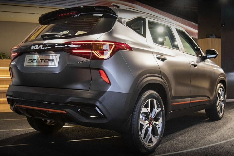 Tại thị trường Ấn Độ, giá xe Kia Seltos X Line 2021 bản máy xăng khởi điểm từ 1.779.000 Rupee (khoảng 553 triệu đồng) trong khi con số tương ứng của bản máy dầu là 1.810.000 Rupee (563 triệu đồng).