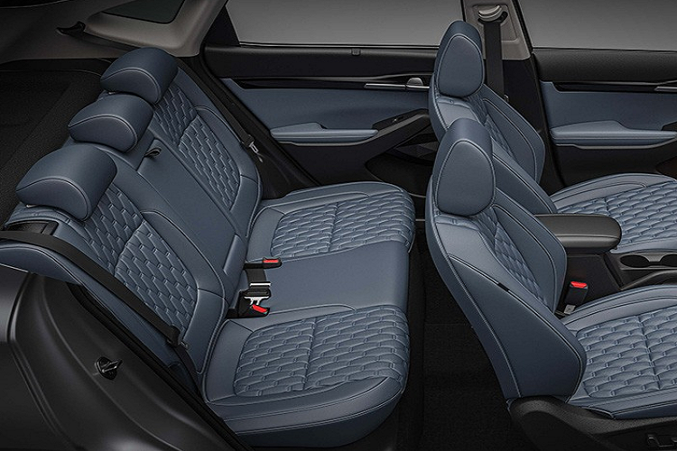 Về trang bị, Kia Seltos X Line 2021 không gây thất vọng khi đi kèm đèn pha LED, đèn hậu LED và vành hợp kim 18 inch thay vì la-zăng 16 inch hoặc 17 inch như các bản còn lại. Đó là chưa kể đến logo "X Line" cửa cốp sau như dấu hiệu nhận biết.