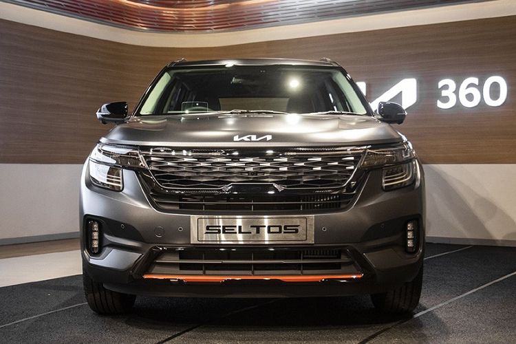 Cuối cùng là những trang bị an toàn dành cho xe như 6 túi khí, hệ thống chống bó cứng phanh ABS, phân bổ lực phanh điện tử EBD, cân bằng điện tử, kiểm soát lực bám, camera 360 độ, cảm biến đỗ xe trước/sau, hệ thống cảnh báo điểm mù và hệ thống cảnh báo áp suất lốp.