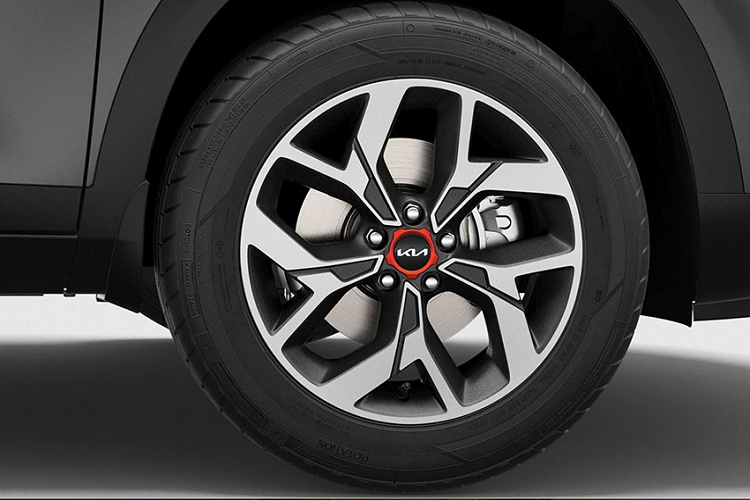 Trong khi đó, thân xe được sơn màu đen nhám Matte Graphite mới, dành riêng cho Kia Seltos X Line 2021. Tương phản với màu sơn ngoại thất này là những chi tiết màu cam ở đầu xe, đuôi xe, bên sườn và nắp trục bánh. Bên trong xe là không gian nội thất khá ấn tượng với ghế bọc bằng chất liệu giả da màu xanh đậm, khâu hình tổ ong bằng chỉ màu xám. Trong khi đó, mặt táp-lô của xe được phối 2 màu là đen và xám.