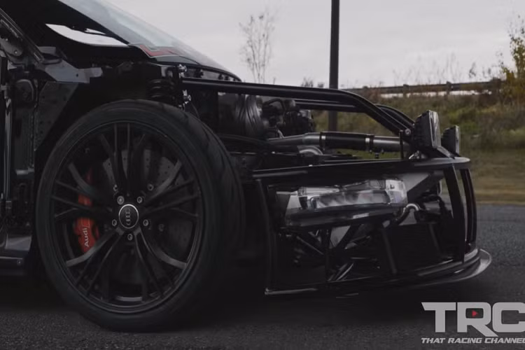 Toàn bộ động cơ, toàn bộ khung xe mới và thiết lập bộ tăng áp là đến từ Underground Racing. Hiện tại, chiếc Audi R8 độ SuperKart này còn đang phải chịu hạ bớt công suất để được phép đi trên đường phố công cộng.