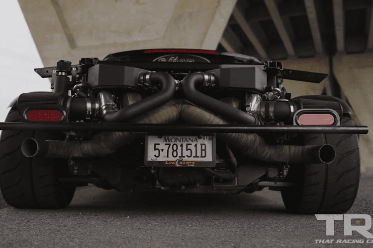 Chiếc xe trong bài viết này được đua hợp pháp đi đường phố hết sức điên rồ. Được đặt tên SuperKart quái vật, khi sở hữu ngoại hình “trơ xương” mạnh 1.500 mã lực, được sinh ra từ khung vỏ và những gì còn lại của một chiếc Audi R8 bị gặp tai nạn hư hỏng nặng nề.