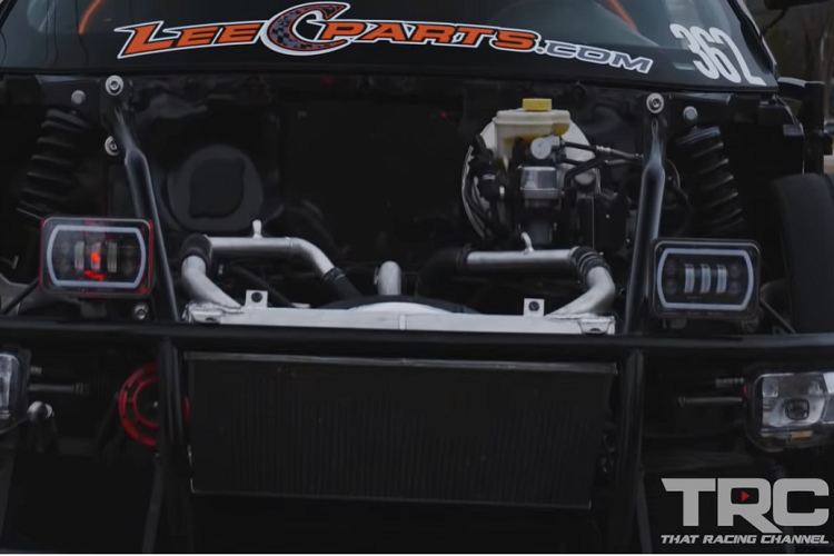 Không chỉ có động cơ mạnh hàng nghìn mã lực, chiếc xe lạ lùng này còn có sử dụng khá nhiều phụ tùng từ các mẫu xe khác, ví như bộ chẻ gió bằng carbon APR, các đèn hậu lấy từ một chiếc Ford Mustang GT 2020, và đèn pha thì lấy từ một chiếc xe đầu kéo.