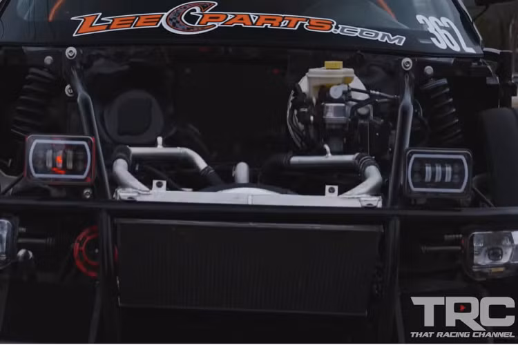 Không chỉ có động cơ mạnh hàng nghìn mã lực, chiếc xe lạ lùng này còn có sử dụng khá nhiều phụ tùng từ các mẫu xe khác, ví như bộ chẻ gió bằng carbon APR, các đèn hậu lấy từ một chiếc Ford Mustang GT 2020, và đèn pha thì lấy từ một chiếc xe đầu kéo.