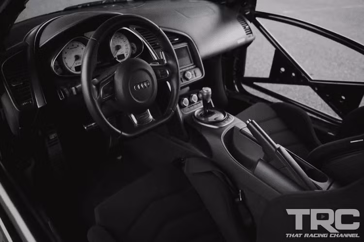 Cụ thể, anh chàng Austin từ Scrap Life Garage đã chia sẻ với mọi người về chiếc xe trong video, và anh ấy giải thích rằng đây vốn là một chiếc Audi R8 GT 2012.