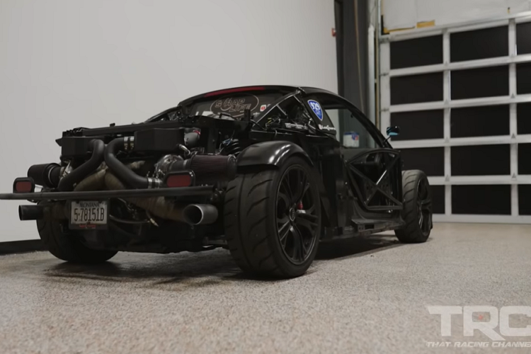 Trong đó, bộ đèn pha hợp pháp đi đường này là một thành phần quan trọng để Scrap Life Garage có thể đưa xe lên đường phố công cộng. Ngay cả những chiếc gương chiếu hậu của xe cũng đến từ một chiếc xe khác, Honda S2000.