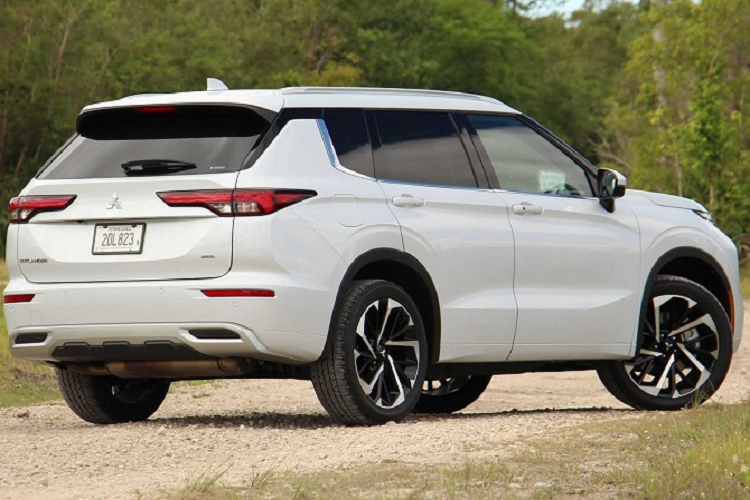 Mitsubishi dường như đã rất cố gắng trong việc hoàn thiện kiểu dáng của Outlander dựa trên những cảm hứng từ mẫu xe Montero. Nếu đủ tinh ý, dễ dàng nhận thấy một số chi tiết thiết kế đặc trưng của Montero xuất hiện trong DNA của Outlander. Dẫu vậy, Outlander 2022 lại thành công hơn trong việc gợi nhớ đến Nissan Rogue - mẫu xe chia sẻ chung nền tảng với nó. Ngay cả khi đã có những nét chấm phá rõ ràng của Mitsubishi, kiểu dáng bên ngoài của Outlander trông vẫn rất quen thuộc, dù đã được kéo dài thêm khoảng 2.5 inch và rộng thêm 1.0 inch.