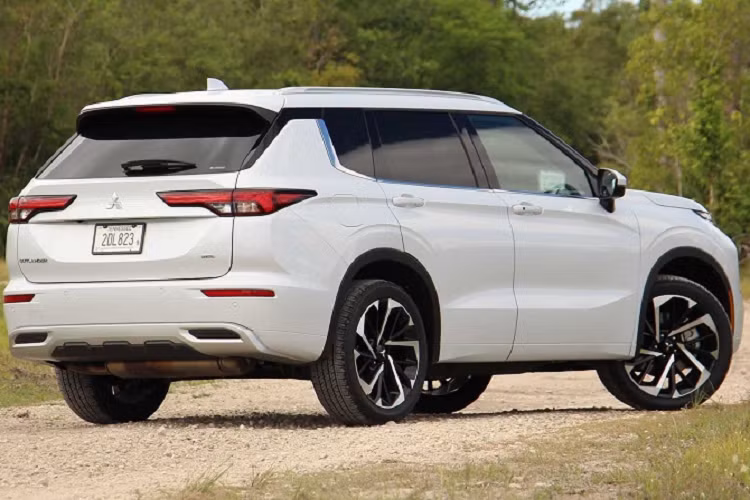 Mitsubishi dường như đã rất cố gắng trong việc hoàn thiện kiểu dáng của Outlander dựa trên những cảm hứng từ mẫu xe Montero. Nếu đủ tinh ý, dễ dàng nhận thấy một số chi tiết thiết kế đặc trưng của Montero xuất hiện trong DNA của Outlander. Dẫu vậy, Outlander 2022 lại thành công hơn trong việc gợi nhớ đến Nissan Rogue - mẫu xe chia sẻ chung nền tảng với nó. Ngay cả khi đã có những nét chấm phá rõ ràng của Mitsubishi, kiểu dáng bên ngoài của Outlander trông vẫn rất quen thuộc, dù đã được kéo dài thêm khoảng 2.5 inch và rộng thêm 1.0 inch.