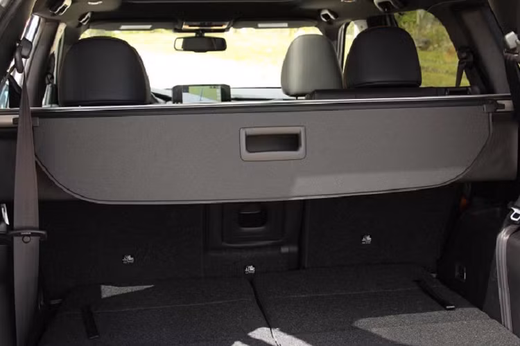 Nếu không phải là một người khó tính, đòi hỏi thiết kế và cảm giác lái thể thao ở một chiếc xe crossover cỡ nhỏ thì Mitsubishi Outlander 2022 chắc chắn là sự lựa chọn rất đáng cân nhắc. Outlander cung cấp sự an toàn và tính năng công nghệ vượt trội cùng cấu hình 3 hàng ghế tiêu chuẩn với mức giá hấp dẫn mà không một chiếc xe nào cùng phân khúc có thể tự tin chiến thắng khi đối đầu.