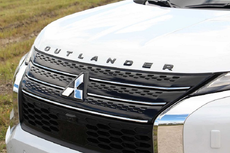 Outlander chỉ bắt đầu tỏ ra tương đối ì và có phần “hụt hơi” khi tăng tốc đột ngột, đặc biệt là khi cố gắng vượt một chiếc xe khác trên đường. Hộp số CVT đồng thời cũng trở nên khó kiểm soát và chậm chạp hơn đáng kể. Bên cạnh đó, sự gia tăng của chiều dài, chiều rộng và trọng lượng so với Rogue khiến Outlander trở nên nặng nề hơn khi di chuyển trên đường. Điều này có nghĩa rằng khả năng tiết kiệm nhiên liệu của Mitsubishi Outlander 2022 cũng bị ảnh hưởng. Cụ thể, phiên bản này tiêu tốn khoảng 9.8L cho 100km đường đô thị, 7.8L/100km đường cao tốc và 9.0L/100km đường hỗn hợp