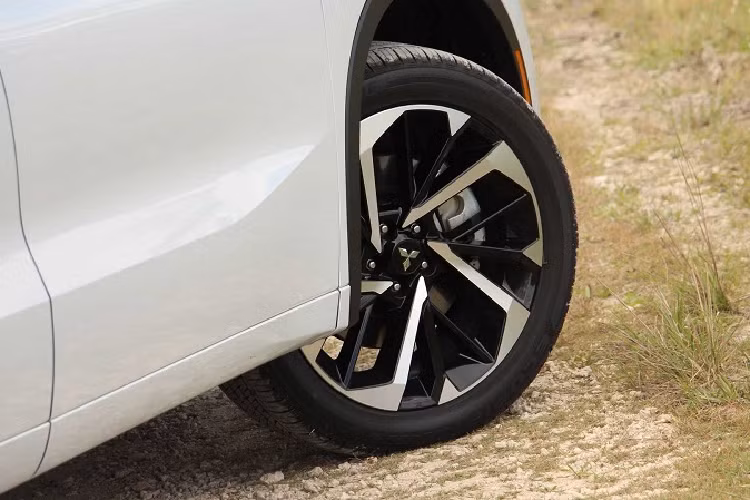 Giá xe Mitsubishi Outlander 2022 khởi điểm 25.795 USD (khoảng 595 triệu đồng) cho phiên bản tiêu chuẩn ES dẫn động cầu trước, đây đích thực là một "món hời" trong phân khúc crossover cỡ nhỏ. Đặc biệt hơn là khi Outlander sở hữu cấu hình 3 hàng ghế tiêu chuẩn - điều mà các đối thủ của chiếc xe này hiện không làm được. Cùng sử dụng chung nền tảng, Nissan Rogue 2022 với cấu hình 2 hàng ghế có mức giá bán khởi điểm từ 25.750 USD (khoảng 594 triệu đồng) tại thị trường Mỹ.