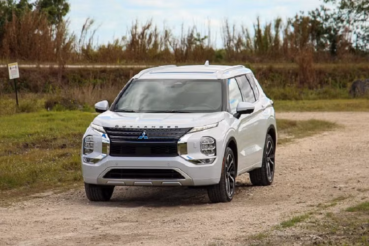 Do sử dụng chung nền tảng, nên mẫu xe crossover Mitsubishi Outlander 2022 về cơ bản chỉ là một chiếc Nissan Rogue với một diện mạo mới. Đây là một phần trong kế hoạch hợp tác phát triển sản phẩm của liên minh Mitsubishi - Nissan. Nissan Rogue vốn đã là một chiếc xe tuyệt vời, và nếu khách hàng muốn có được những trải nghiệm đó trên một chiếc xe có nhiều ghế ngồi hơn thì Outlander chắc chắn là lựa chọn hàng đầu.