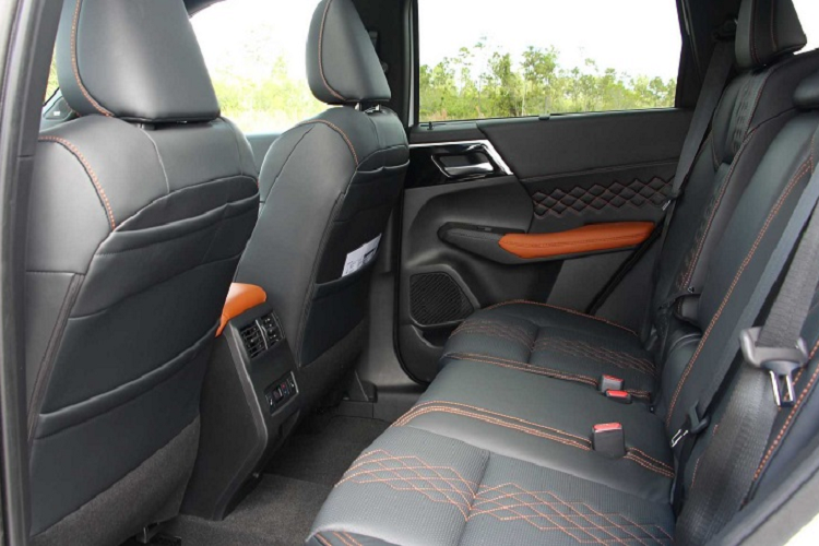 Một tính năng quan trọng nhất nên được đề cập đến đầu tiên là cấu hình 3 hàng ghế của Mitsubishi Outlander 2022. Đáng chú ý, cấu hình 3 hàng ghế này hoàn toàn có sẵn ngay cả trên phiên bản tiêu chuẩn - thứ mà Nissan không hề cung cấp cho dòng xe Rogue của mình. Tuy nhiên, ngay cả Mitsubishi cũng phải thừa nhận rằng, hàng ghế thứ 3 trên Outlander có lẽ sẽ “không được sử dụng thường xuyên” do không gian tương đối chật hẹp, không phù hợp với vóc dáng của người lớn. Dẫu vậy, phải công nhận rằng cấu hình 3 hàng ghế tiêu chuẩn là một tính năng tuyệt vời cần có trên một chiếc crossover như Outlander