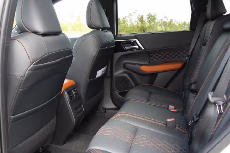 Một tính năng quan trọng nhất nên được đề cập đến đầu tiên là cấu hình 3 hàng ghế của Mitsubishi Outlander 2022. Đáng chú ý, cấu hình 3 hàng ghế này hoàn toàn có sẵn ngay cả trên phiên bản tiêu chuẩn - thứ mà Nissan không hề cung cấp cho dòng xe Rogue của mình. Tuy nhiên, ngay cả Mitsubishi cũng phải thừa nhận rằng, hàng ghế thứ 3 trên Outlander có lẽ sẽ “không được sử dụng thường xuyên” do không gian tương đối chật hẹp, không phù hợp với vóc dáng của người lớn. Dẫu vậy, phải công nhận rằng cấu hình 3 hàng ghế tiêu chuẩn là một tính năng tuyệt vời cần có trên một chiếc crossover như Outlander