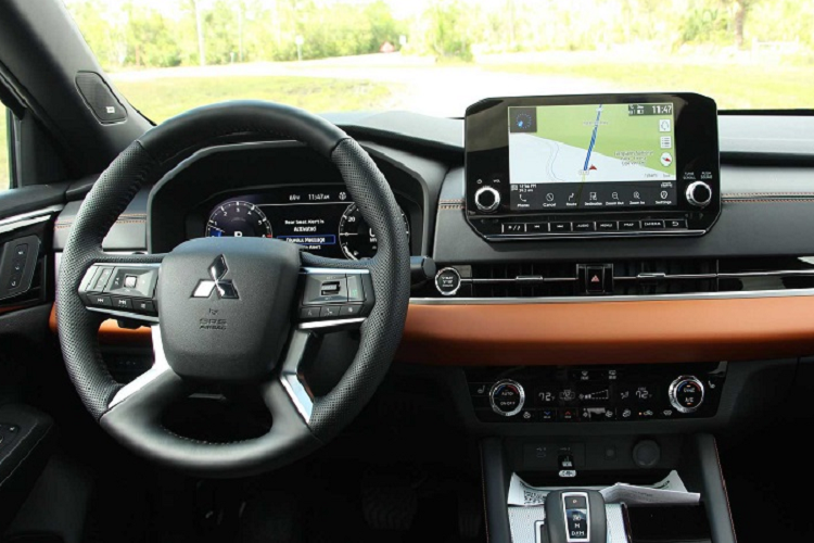 Trước mặt người lái là cụm công cụ kỹ thuật số 12.3 inch sắc nét - loại tiêu chuẩn trên các phiên bản từ SE Launch Edition trở lên. Đây tiếp tục là một trang bị quen thuộc thừa hưởng từ Nissan Rogue, vẫn sử dụng thiết lập cấu hình tương tự với khả năng hiển thị đầy đủ thông tin quan trọng, bao gồm cả điều hướng và tính năng hỗ trợ người lái. Ngoài ra, người lái còn có thể dễ dàng theo dõi các thông số vận hành này thông qua màn hình hiển thị trên kính lái (HUD) cỡ 10.8 inch.