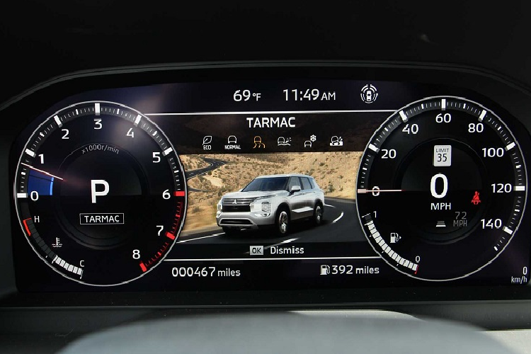 Outlander 2022 hầu như không mang đến bất kỳ động lực lái nào thật sự phấn khích trong suốt đoạn đường thử nghiệm dài 200 dặm (khoảng 322 km). Tuy nhiên, không thể không công nhận khả năng vận hành ổn định của chiếc xe này: sức mạnh truyền động mượt mà, hộp số CVT hoạt động yên tĩnh, vô-lăng có trọng lượng tốt và mức độ phản hồi chân thực.