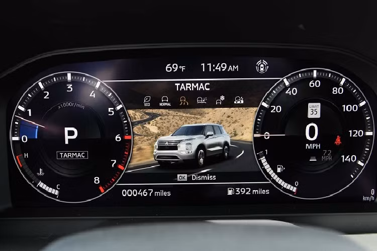 Outlander 2022 hầu như không mang đến bất kỳ động lực lái nào thật sự phấn khích trong suốt đoạn đường thử nghiệm dài 200 dặm (khoảng 322 km). Tuy nhiên, không thể không công nhận khả năng vận hành ổn định của chiếc xe này: sức mạnh truyền động mượt mà, hộp số CVT hoạt động yên tĩnh, vô-lăng có trọng lượng tốt và mức độ phản hồi chân thực.