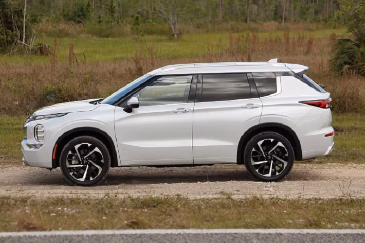 Phần thân xe Mitsubishi Outlander 2022 trở nên khỏe khoắn và năng động hơn nhờ các đường gân dập nổi dứt khoát, bộ mâm 20 inch mang thiết kế thể thao tạo nên một tổng thể sắc sảo hơn. Đường bao mái thon dài với đường nét mềm mại kéo dài đến đuôi xe, bên trên được bổ sung thêm 2 đường ray mái bằng kim loại. Toàn bộ khu vực đuôi xe đều được thiết kế lại trông gọn gàng và hiện đại hơn, với một số chi tiết trang trí màu đen đẹp mắt bao quanh cụm đèn hậu.