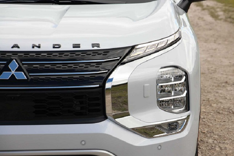 Thiết kế tổng thể của Outlander được dựa trên concept “I-Fu-Do-Do” trong tiếng Nhật, có nghĩa là “đích thực” và “hùng vĩ”. Phiên bản mới vẫn trung thành với ngôn ngữ thiết kế Dynamic Shield, thể hiện rõ ràng qua bộ lưới tản nhiệt sơn đen với 2 đường viền mạ crom sáng bóng hình chữ X bao bọc. Dải đèn LED chiếu sáng ban ngày thanh mảnh nằm trên cao, trong khi cụm đèn trước có cấu trúc và cách thiết kế rất giống Xpander. Hoàn thiện cho vẻ đẹp mạnh mẽ của phần đầu là dòng chữ “OUTLANDER” cứng cáp nằm trên mui xe.