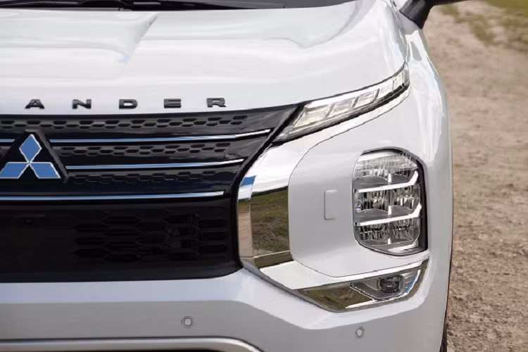 Thiết kế tổng thể của Outlander được dựa trên concept “I-Fu-Do-Do” trong tiếng Nhật, có nghĩa là “đích thực” và “hùng vĩ”. Phiên bản mới vẫn trung thành với ngôn ngữ thiết kế Dynamic Shield, thể hiện rõ ràng qua bộ lưới tản nhiệt sơn đen với 2 đường viền mạ crom sáng bóng hình chữ X bao bọc. Dải đèn LED chiếu sáng ban ngày thanh mảnh nằm trên cao, trong khi cụm đèn trước có cấu trúc và cách thiết kế rất giống Xpander. Hoàn thiện cho vẻ đẹp mạnh mẽ của phần đầu là dòng chữ “OUTLANDER” cứng cáp nằm trên mui xe.