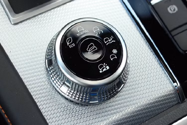 Nằm ở chính giữa bảng điều khiển trung tâm là màn hình cảm ứng 9.0 inch đặt nổi theo đúng xu hướng thiết kế hiện nay, to hơn 1.0 inch so với loại trên thế hệ tiền nhiệm. Đây chính xác là loại màn hình cũng được trang bị trên Nissan Rogue, cung cấp những trải nghiệm ở mức tương đối ổn định. Chức năng cảm ứng vẫn ở mức tốt, bố cục màn hình chính gọn gàng, giao diện người dùng dễ dàng sử dụng, cùng với đó là một số nút bấm vật lý nằm ngay bên dưới cho phép điều chỉnh nhanh hệ thống âm thanh và điều hướng.