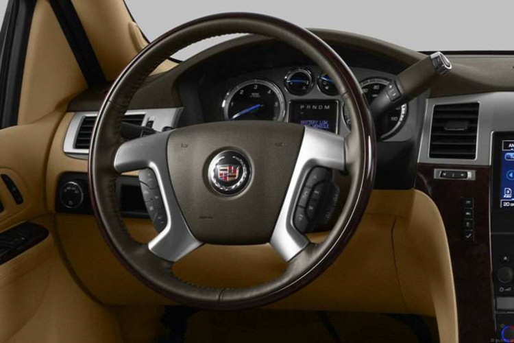 Động cơ V8 6.2L cho phép kéo lên đến 3,4 tấn, đủ để chủ xe ở Mỹ kéo theo các “căn nhà di động”. Động cơ xăng V8 6.2L là động cơ tiêu chuẩn trên tất cả các phiên bản của Escalade EXT thế hệ thứ 2.