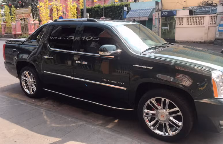 Cabin Cadillac Escalade EXT cung cấp không gian rộng rãi cho cả 5 hành khách với khoảng không gian đầu và chỗ để chân thoải mái. Là dòng xe sang, nội thất Escalade EXT sử dụng các vật liệu gỗ thật và da cao cấp để ốp và bọc trang trí. Các trang bị tiêu chuẩn trên Escalade EXT bao gồm hàng ghế trước chỉnh điện 14 hướng, có sưởi, ghế ngồi bọc da, nội thất ốp gỗ, điều hòa tự động 3 vùng độc lập, hệ thống âm thanh BOSE với 10 loa, đầu CD/DVD, tính năng khởi động từ xa, ghế sau có sưởi và gương ngoại thất gập điện.