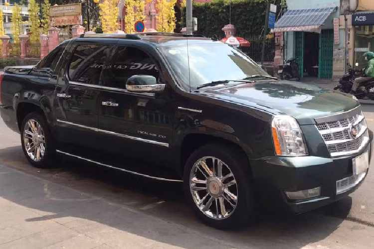 Được phát triển dựa trên nền tảng và khung gầm của mẫu bán tải Chevrolet Avalanche – Cadillac Escalade EXT được biết đến là một trong những dòng bán tải hạng sang đầu tiên có mặt trên thị trường. Dẫu vậy, dòng xe bán tải Cadillac Escalade EXT đã sớm bị “khai tử” vào năm 2013 vì doanh số khiêm tốn.