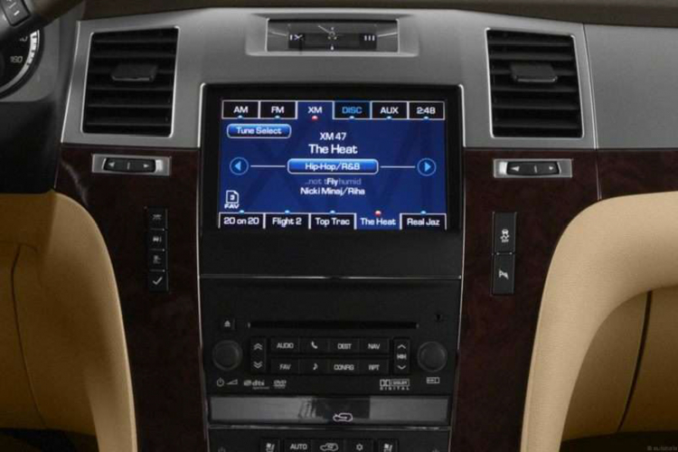 Mặc dù không được đánh giá cao về khả năng xử lý nhanh nhẹn vì Cadillac Escalade EXT có trọng lượng nặng, điều này khiến nó “vụng về” khi xoay sở trong thành phố đông đúc