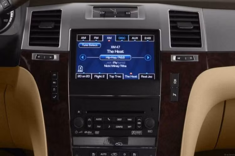 Mặc dù không được đánh giá cao về khả năng xử lý nhanh nhẹn vì Cadillac Escalade EXT có trọng lượng nặng, điều này khiến nó “vụng về” khi xoay sở trong thành phố đông đúc