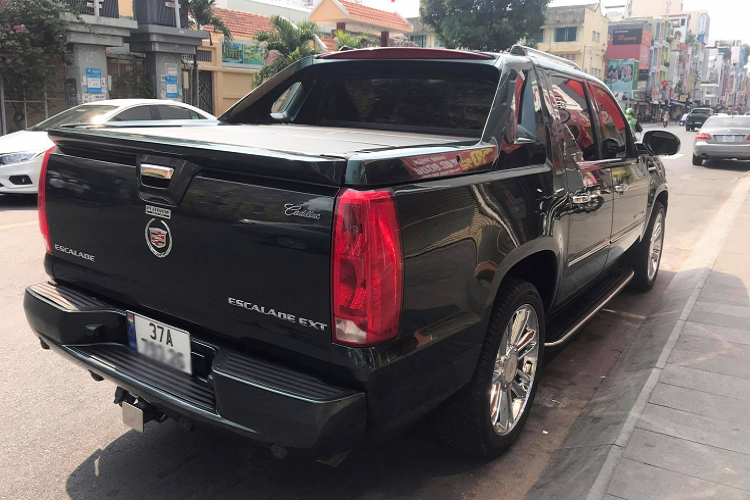 Thương hiệu xe sang không phổ biến, giá bán cao, động cơ dung tích lớn “gánh” nhiều thuế, chính vì thế dòng xe bán tải hạng sang Cadillac Escalade EXT không được đưa về Việt Nam nhiều như các dòng xe bán tải cỡ lớn phổ thông khác như: Toyota Tundra hay Ford F-150.