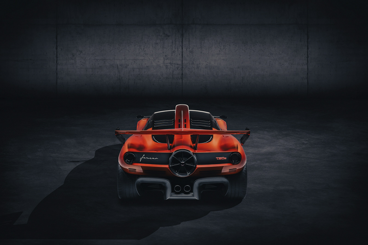 Phần khung của T.50s Niki Lauda được chế tạo bằng vật liệu sợi carbon nhẹ dưới dạng nguyên khối, Nhằm tối ưu hóa để giảm trọng lượng và tăng độ cứng cho khung xe, đội ngũ đã xây dựng bằng cách sử dụng công nghệ liên kết từng phần tiên tiến, với sợi carbon bao quanh một phần khung lõi nhôm. Độ cứng và sức mạnh này cũng góp phần vào sự an toàn đặc biệt của người ngồi trên xe T.50s với những điểm dễ va chạm được gia cố. Hành khách sẽ được bảo vệ bằng thanh chắn an toàn theo kiểu F1.