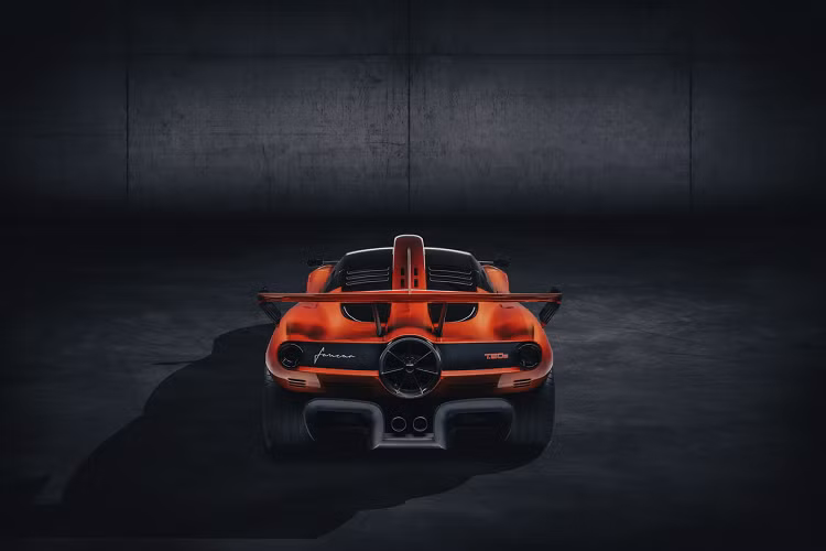 Phần khung của T.50s Niki Lauda được chế tạo bằng vật liệu sợi carbon nhẹ dưới dạng nguyên khối, Nhằm tối ưu hóa để giảm trọng lượng và tăng độ cứng cho khung xe, đội ngũ đã xây dựng bằng cách sử dụng công nghệ liên kết từng phần tiên tiến, với sợi carbon bao quanh một phần khung lõi nhôm. Độ cứng và sức mạnh này cũng góp phần vào sự an toàn đặc biệt của người ngồi trên xe T.50s với những điểm dễ va chạm được gia cố. Hành khách sẽ được bảo vệ bằng thanh chắn an toàn theo kiểu F1.