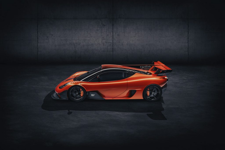 Dựa trên mẫu siêu xe T.50 nhưng T.50s lại toát lên sự vượt trội cũng như tính táo bạo trong thiết kế ngoại thất với các chi tiết thiết kế mang tính khí động học. Theo thông tin từ Gordon Murray công bố, Gordon Murray T.50s mới thậm chí có thể tạo ra lực ép khổng lồ lên tới 1,500 kg nhờ thiết kế mang hiệu quả khí động học cao với cánh gió cỡ lớn cũng như bộ khuếch tán sau được thiết kế vót cao.