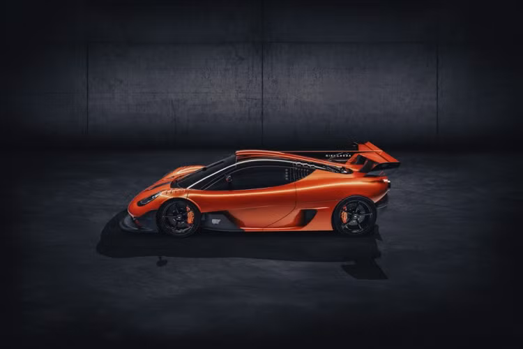 Dựa trên mẫu siêu xe T.50 nhưng T.50s lại toát lên sự vượt trội cũng như tính táo bạo trong thiết kế ngoại thất với các chi tiết thiết kế mang tính khí động học. Theo thông tin từ Gordon Murray công bố, Gordon Murray T.50s mới thậm chí có thể tạo ra lực ép khổng lồ lên tới 1,500 kg nhờ thiết kế mang hiệu quả khí động học cao với cánh gió cỡ lớn cũng như bộ khuếch tán sau được thiết kế vót cao.