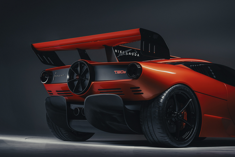 Khoang nội thất của xe còn được trang bị vô lăng hình chữ nhật được làm bằng vật liệu sợi carbon với một số nút điều khiển cần thiết cho người cầm lái. T.50s được trang bị một màn hình kỹ thuật số duy nhất có hiển thị dữ liệu xe và động cơ cần thiết, cũng như thông tin, đo từ xa, thời gian vòng đua, áp suất /nhiệt độ lốp cũng như các video hiển thị camera.