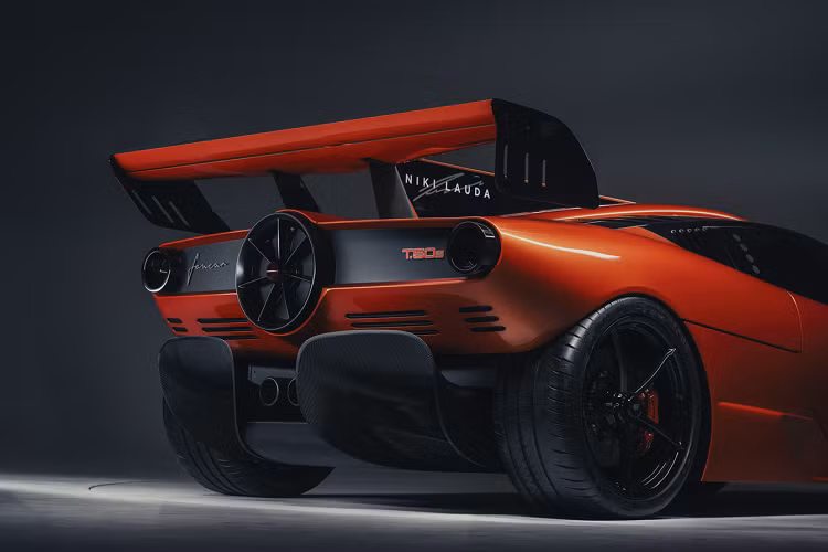 Khoang nội thất của xe còn được trang bị vô lăng hình chữ nhật được làm bằng vật liệu sợi carbon với một số nút điều khiển cần thiết cho người cầm lái. T.50s được trang bị một màn hình kỹ thuật số duy nhất có hiển thị dữ liệu xe và động cơ cần thiết, cũng như thông tin, đo từ xa, thời gian vòng đua, áp suất /nhiệt độ lốp cũng như các video hiển thị camera.