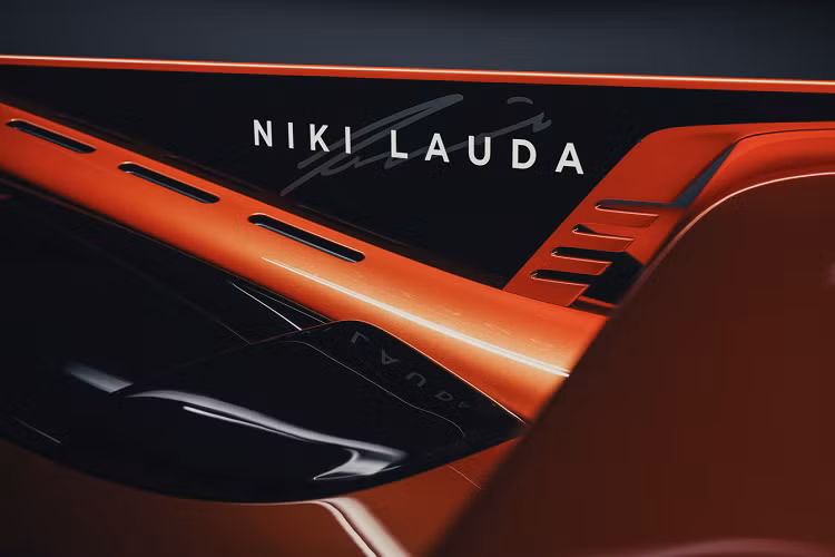 Phần lò xo, bộ giảm chấn và thanh chống lật đã được tinh chỉnh nhằm phù hợp hơn với việc chạy trên đường đua, chiều cao của xe đã được hạ xuống 87mm ở phía trước và 116mm ở phía sau so với T.50. Với gói trang bị Trackspeed, khung gầm của T.50s Niki Lauda có thể được điều chỉnh để phù hợp nhất với mong muốn của người sử dụng.