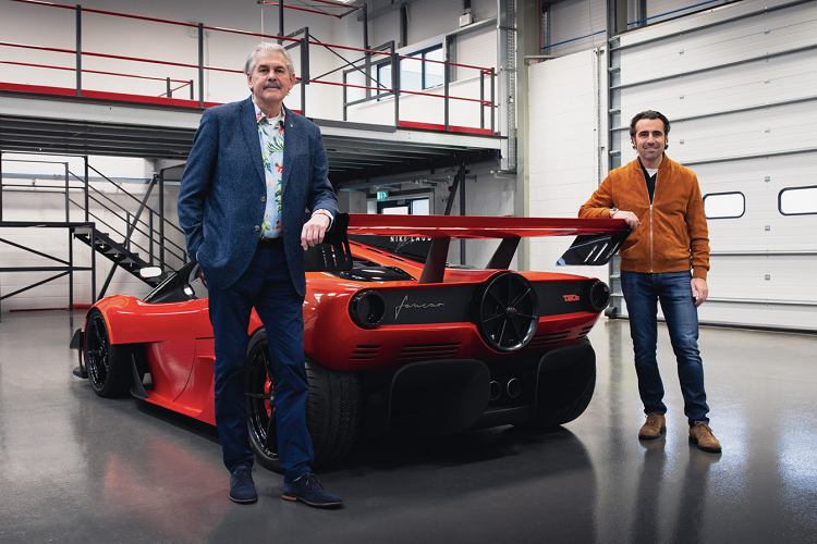Khoang nội thất của Gordon Murray Automotive T.50s “Niki Lauda” vẫn được cấu hình với hai chỗ ngồi với ghế lái được đặt ở giữa, nhô lên hẳn phía trước và được làm hoàn toàn bằng vật liệu sợi carbon. Phần ghế ngồi bên phải đã được loại bỏ và ghế cố định bên trái vẫn được lắp đặt. Tại vị trí ghế ngồi bên phải, T.50s đã được trang bị một hệ thống chữa cháy và bảng điều khiển phẳng cũng được lắp đặt ở phần bảng táp lô của vị trí ghế này.