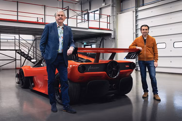 Khoang nội thất của Gordon Murray Automotive T.50s “Niki Lauda” vẫn được cấu hình với hai chỗ ngồi với ghế lái được đặt ở giữa, nhô lên hẳn phía trước và được làm hoàn toàn bằng vật liệu sợi carbon. Phần ghế ngồi bên phải đã được loại bỏ và ghế cố định bên trái vẫn được lắp đặt. Tại vị trí ghế ngồi bên phải, T.50s đã được trang bị một hệ thống chữa cháy và bảng điều khiển phẳng cũng được lắp đặt ở phần bảng táp lô của vị trí ghế này.