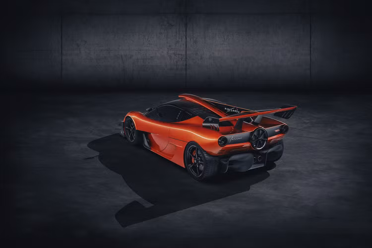 Với ngoại thất gần như khác biệt hẳn so với T.50, T.50s sở hữu các tấm thân được làm từ vật liệu sợi carbon nhẹ. Các phần kính cửa sổ, kính lái cũng đã được lựa chọn loại nhẹ hơn nữa nhằm cắt giảm trọng lượng đến mức tối thiểu nhất. T.50s Niki Lauda sử dụng cùng một hệ thống treo xương đòn kép phía trước và phía sau bằng nhôm rèn như T.50.