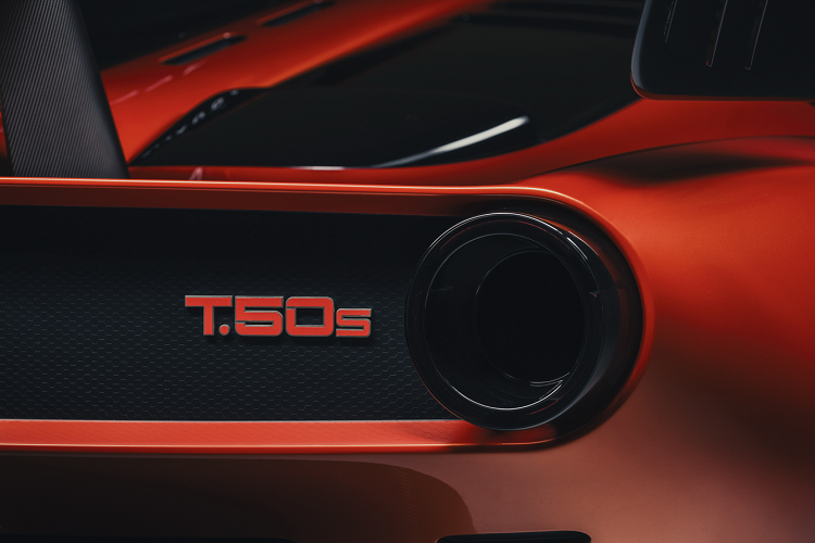 Lực ép lên tới 1500 kg là kết quả của việc cải tiến thiết kế, kết hợp với cánh quạt 400 mm phía sau xe chính là cánh gió sau cỡ lớn cũng như cánh gió đứng được thiết kế thẳng trên nắp động cơ phía sau của xe. Bộ khuếch tán sau của xe được mở rộng cực lớn với các đường lưu thông gió, thêm vào đó chính là các phần vây lướt gió trên thân xe cũng như hốc gió được đặt ở dưới hai cửa.