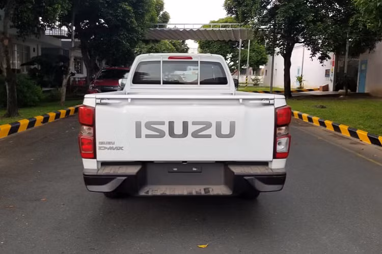 Ngoại thất xe sử dụng đèn pha bóng halogen, cản trước được sơn màu đen, mâm sắt. Nội thất xe được thiết đơn giản, tập trung vào sự thực dụng với 2 chỗ ngồi.