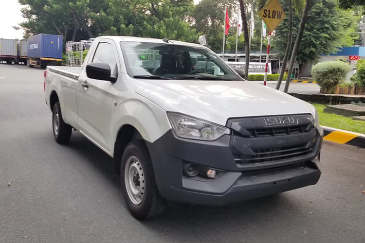 Bán tải Isuzu D-Max cabin đơn (single-cab) thùng dài đáp ứng mục đích sử dụng chuyên chở hàng đã được phân phối tại Việt Nam, xe được nhập khẩu trực tiếp từ Thái Lan với số lượng có hạn. Được biết, xe có giá 399 triệu đồng, ngoài ra khách hàng còn có thể được ưu đãi giảm giá lên đến vài chục triệu đồng, tùy thuộc vào thương lượng và thời điểm mua xe để chi phí lăn bánh chưa đến 400 triệu đồng.